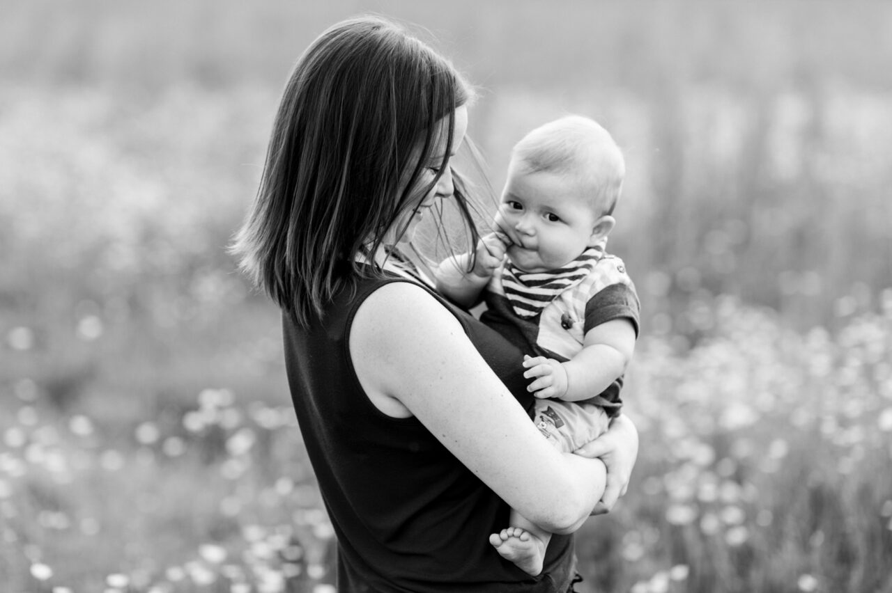 Cambs family photography - a mother and child in a field.