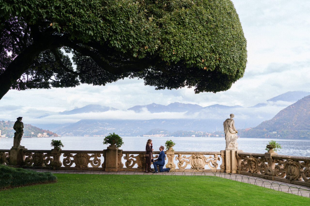Proposal at Villa del Balbianello in Lake Como. A man kneel as he proposes in a beautiful Italian garden.