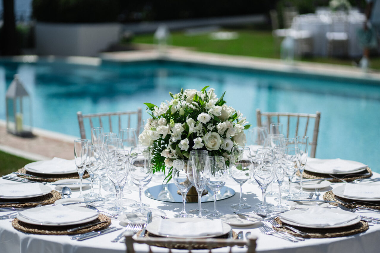 Elegant wedding table setting by a pool at a Malaga wedding venue.