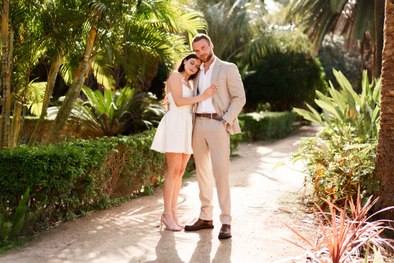 Couple embracing in tropical gardens during a Málaga couples photoshoot.