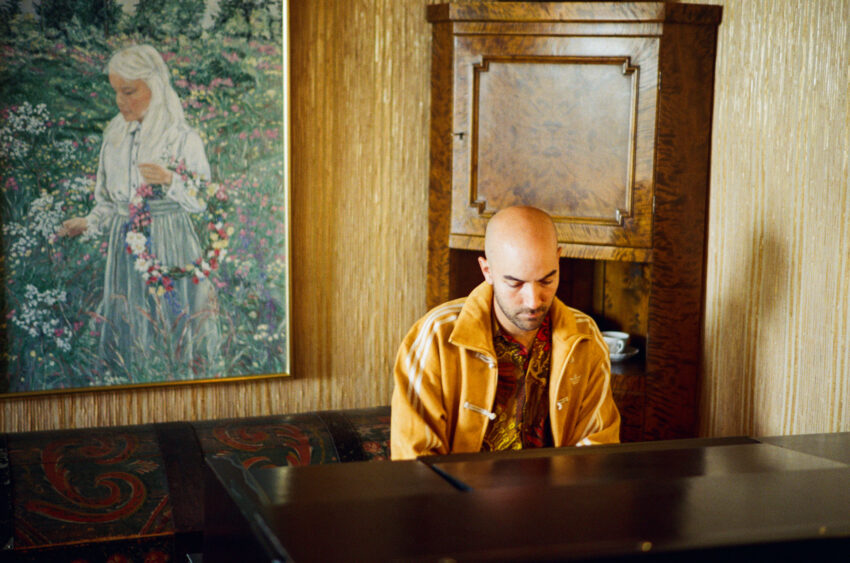 A wedding guest plays the piano.